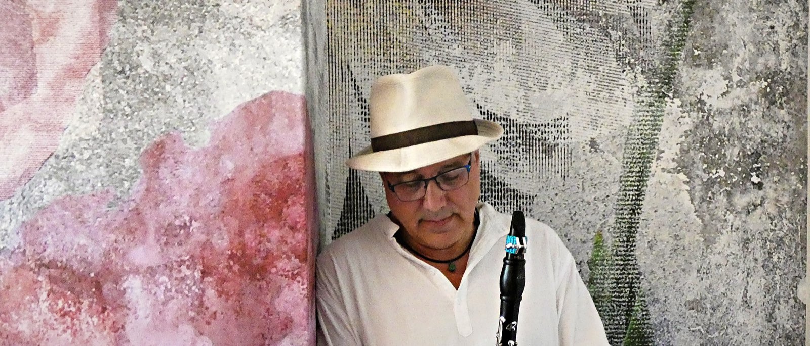 Stefano Corradi in a white hat, holding his clarinet